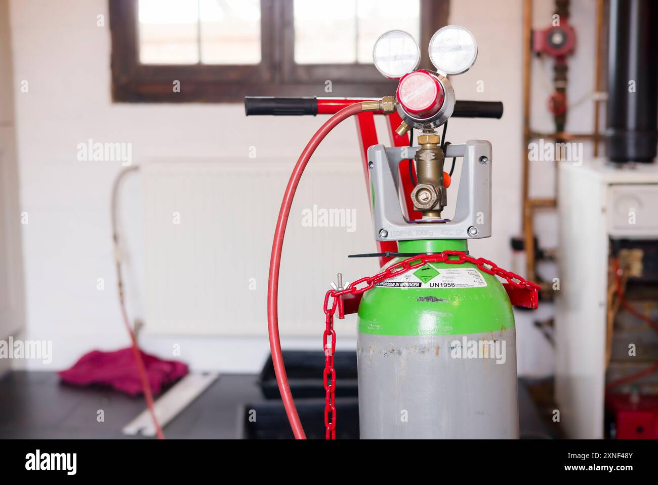 BUCKINGHAMSHIRE, Royaume-Uni - 07 mars 2024. Détection de fuite du chauffage central. Bouteille de gaz traceur connectée à un système de chauffage central domestique dans une maison britannique Banque D'Images