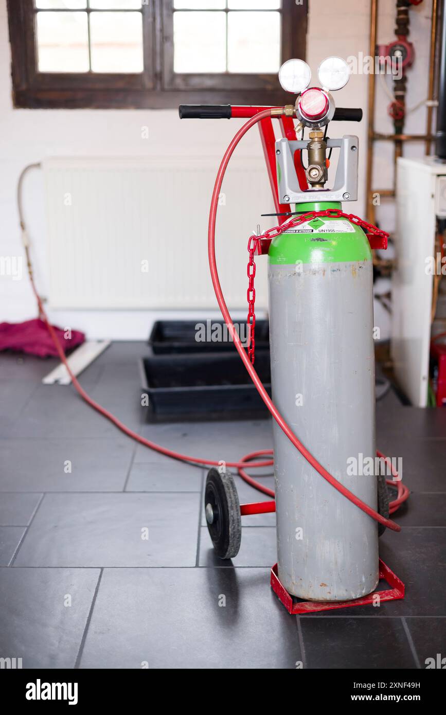 BUCKINGHAMSHIRE, Royaume-Uni - 07 mars 2024. Détection de fuite du chauffage central. Bouteille de gaz traceur connectée à un système de chauffage central domestique dans une maison britannique Banque D'Images
