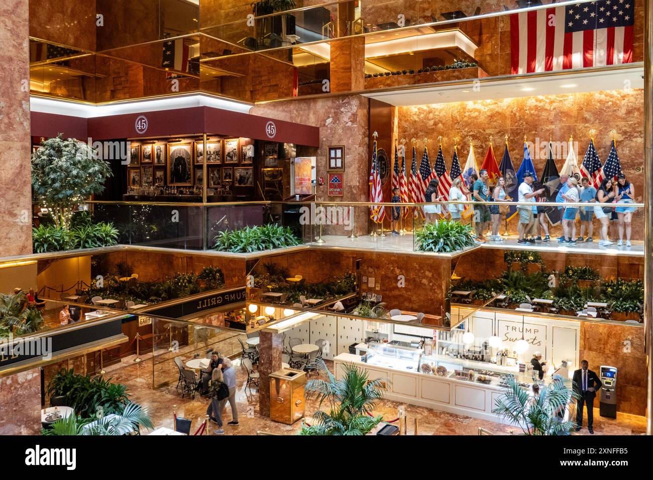 Les touristes s'alignent pour des photos À Trump's POTUS Display and Flags, Trump Tower, 2024, NYC, États-Unis Banque D'Images