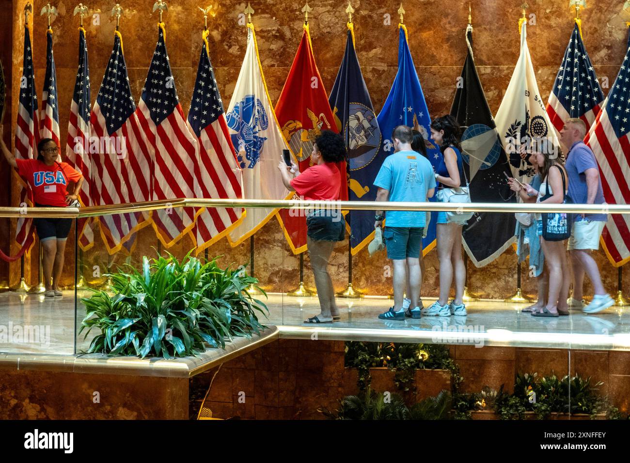 Les touristes s'alignent pour des photos À Trump's POTUS Display and Flags, Trump Tower, 2024, NYC, États-Unis Banque D'Images