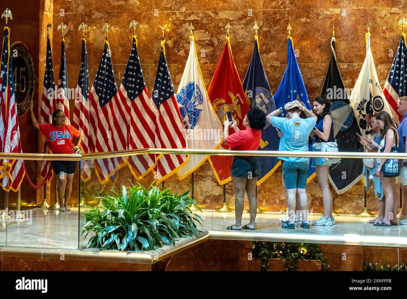 Les touristes s'alignent pour des photos À Trump's POTUS Display and Flags, Trump Tower, 2024, NYC, États-Unis Banque D'Images