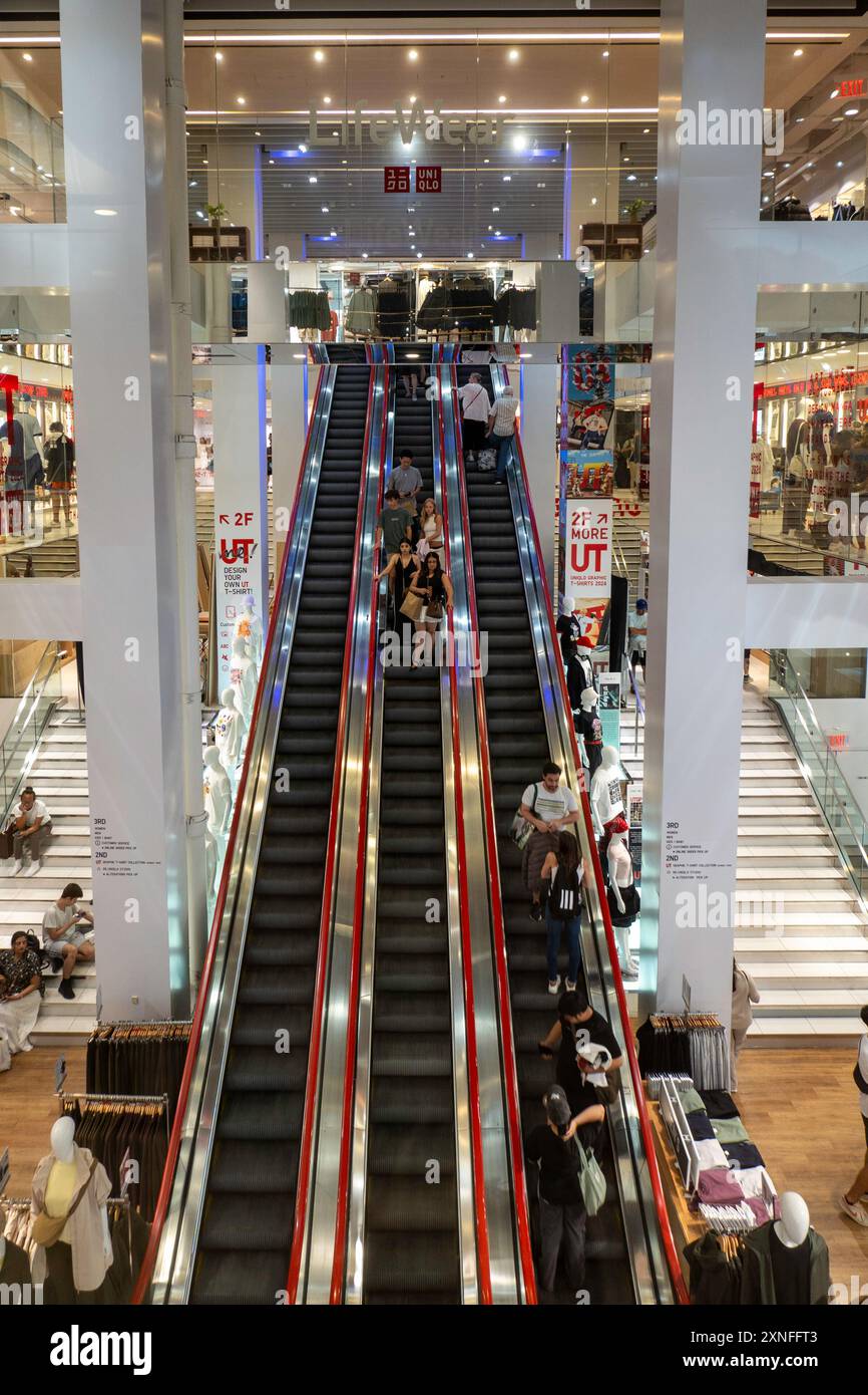 Uniqlo est un magasin de mode rapide japonais situé au 666 Fifth Avenue, New York City, États-Unis Banque D'Images