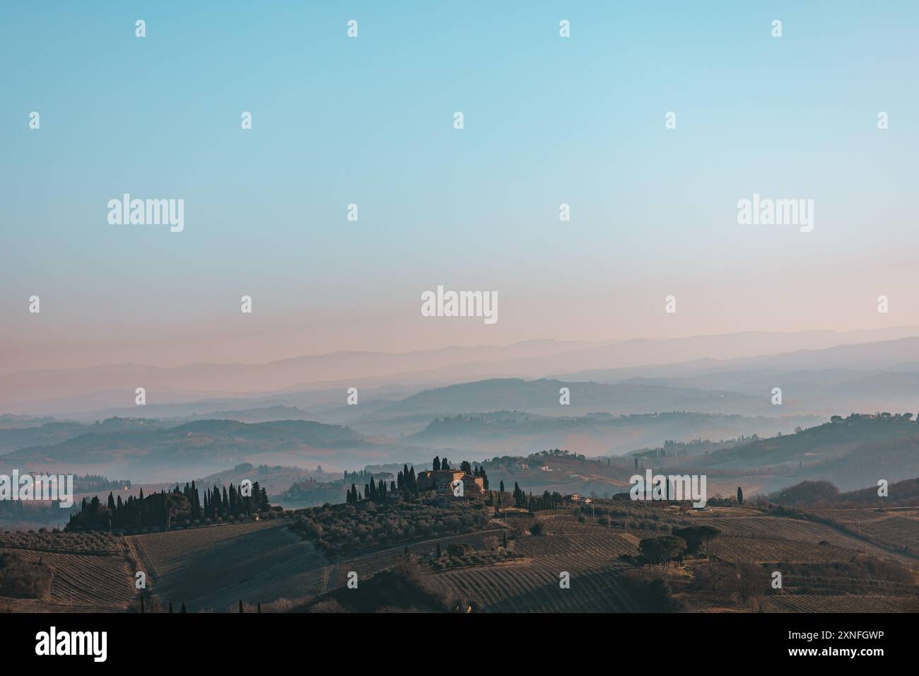 Tôt le matin fumé à San Gimignano, Italie. Beau paysage de campagne de vignobles au lever du soleil. Incroyable Toscane, Europe. Concept de voyage. Banque D'Images
