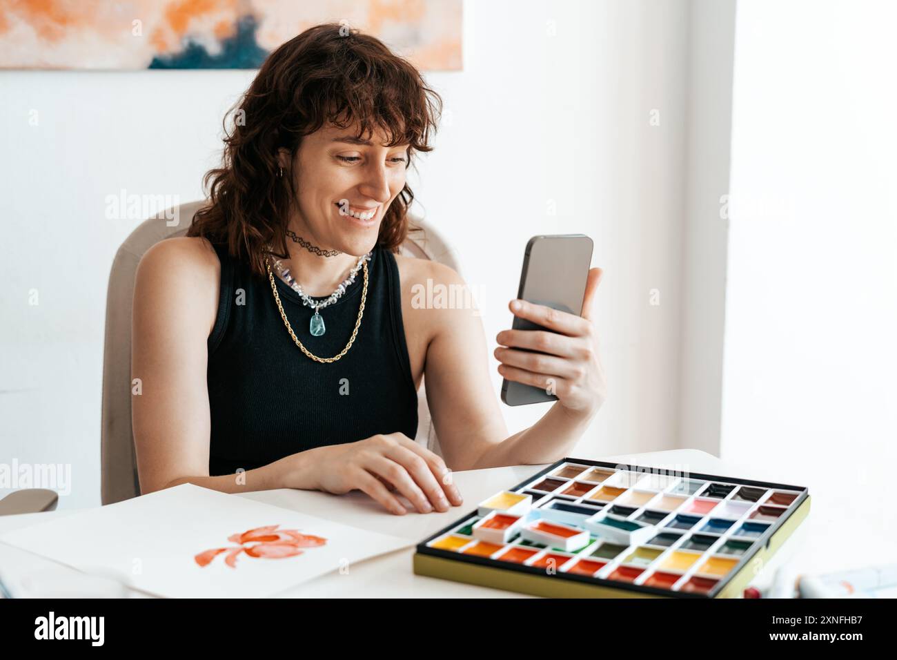 artiste femme utilisant son smartphone Banque D'Images