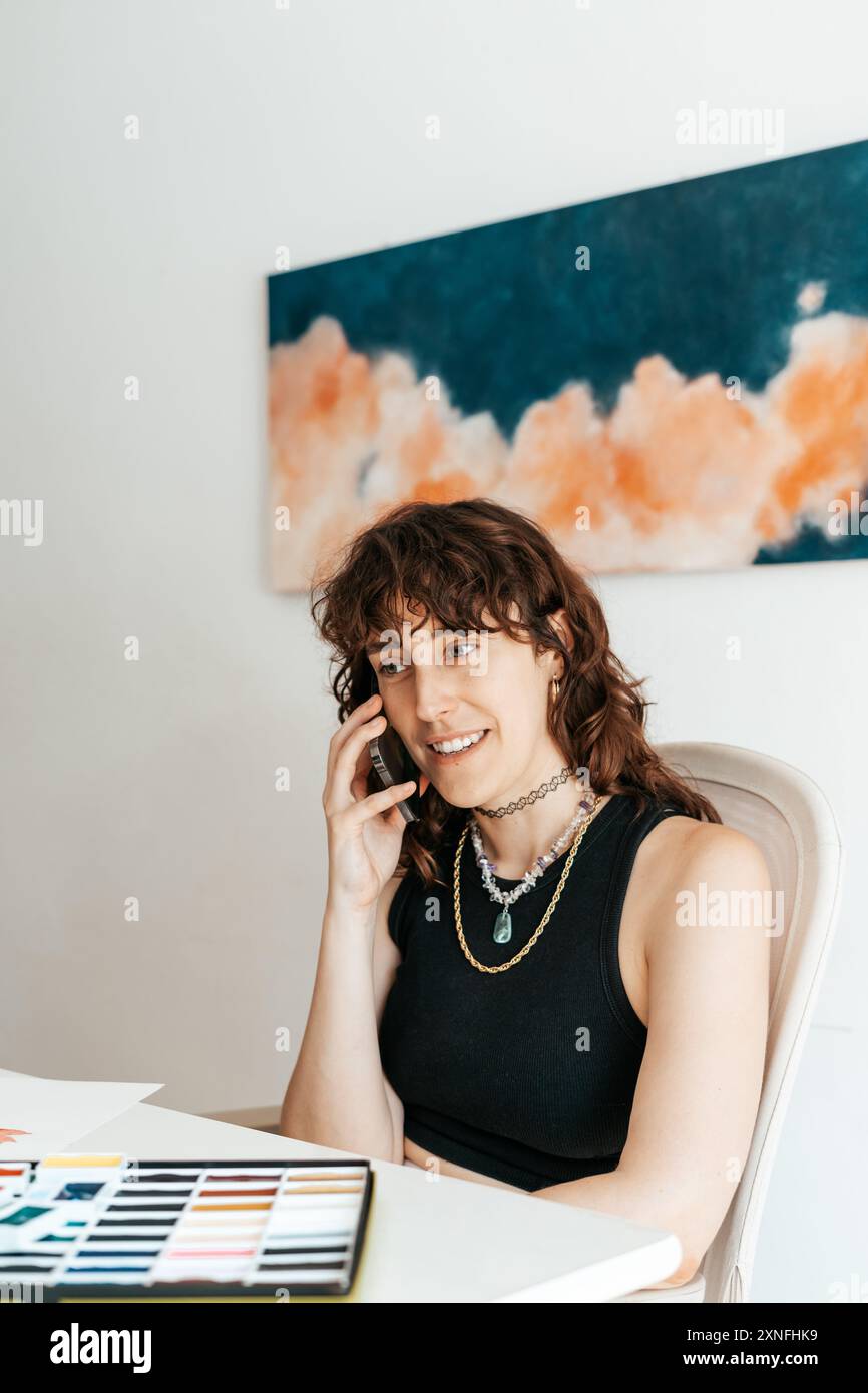 artiste femme utilisant son smartphone Banque D'Images