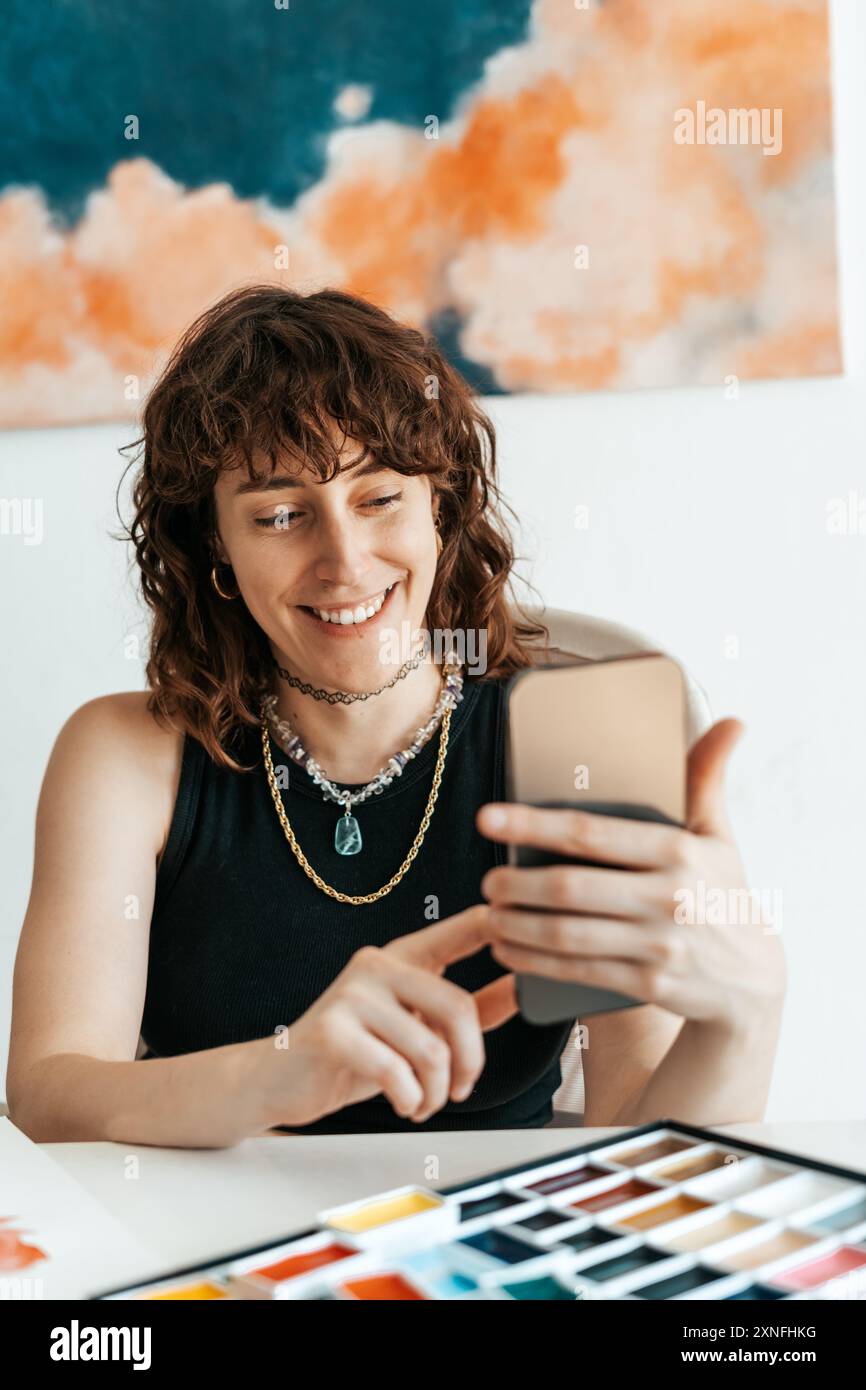 artiste femme utilisant son smartphone Banque D'Images