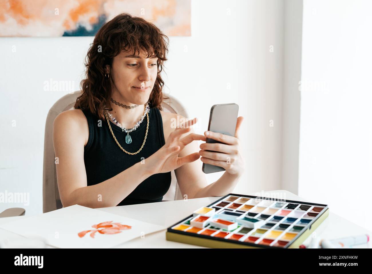artiste femme utilisant son smartphone Banque D'Images