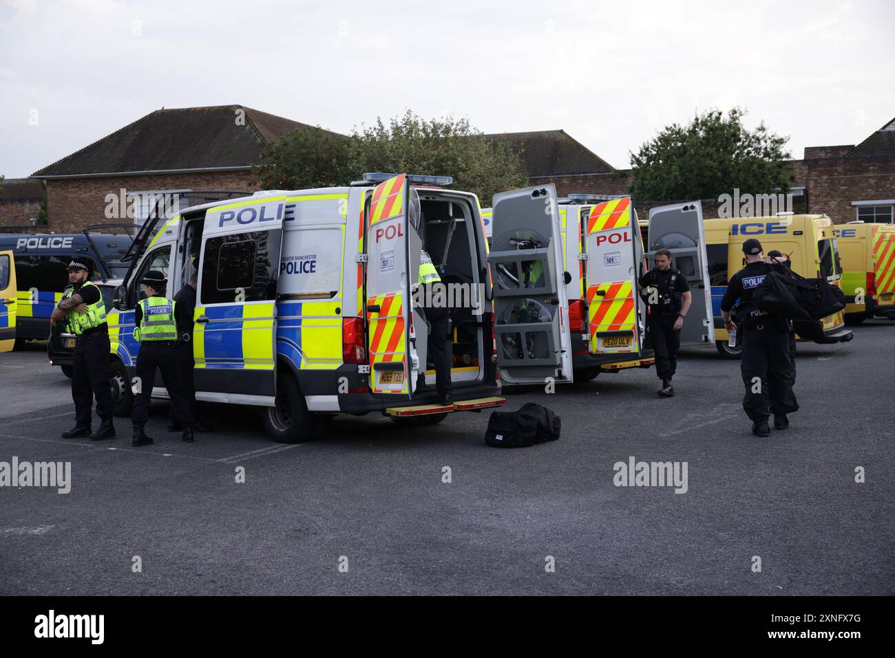 Des policiers de tout le pays se rassemblent à Southport en préparation de toute perturbation suite aux violences de mardi soir. Des policiers ont été grièvement blessés lorsque des briques, des pierres et des bouteilles ont été lancées et que des voitures ont été incendiées lors de violentes manifestations à la suite d'une veillée en faveur de trois filles tuées dans une attaque au couteau dans un club de vacances sur le thème de Taylor Swift lundi. Date de la photo : mercredi 31 juillet 2024. Banque D'Images