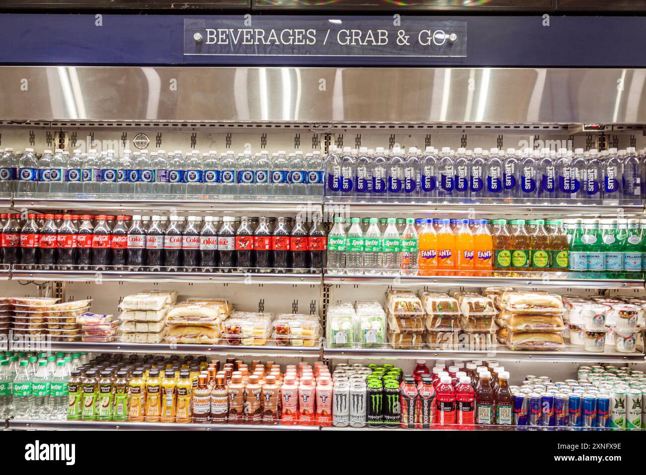 Miami Florida, Miami International Airport, intérieur intérieur à l'intérieur, magasin de proximité terminal, vente d'affichage, boissons snacks sandwichs, visiteurs visitant t Banque D'Images