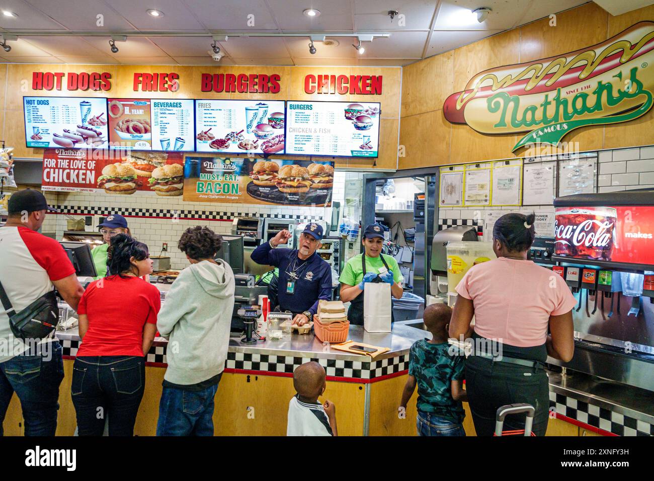 Miami Floride, aéroport international de Miami, à l'intérieur de l'intérieur de la porte d'entrée du terminal, célèbre restaurant hot dogs de Nathan's, restauration rapide, comptoir Banque D'Images