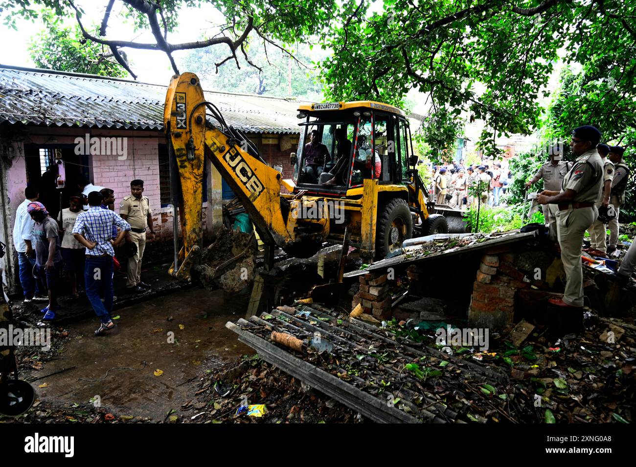 Kolkata, Inde. 31 juillet 2024. KOLKATA, INDE - JUILLET 31 : la Force de protection des chemins de fer (FPR) et des fonctionnaires de la police de Kolkata expulsent des bidonvilles sur des terres ferroviaires à Rajbari près de Belgachhiya le 31 juillet 2024 à Kolkata, en Inde. (Photo de Samir Jana/Hindustan Times/Sipa USA) crédit : Sipa USA/Alamy Live News Banque D'Images
