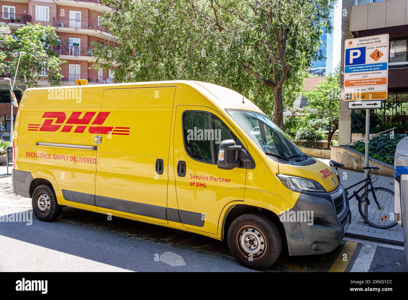 Barcelone Espagne,Catalogne Catalunya,Carrer de Llanca L'Eixample,DHL service de livraison de courrier van véhicule jaune,Espagnol hispanique Europe européenne, vi Banque D'Images