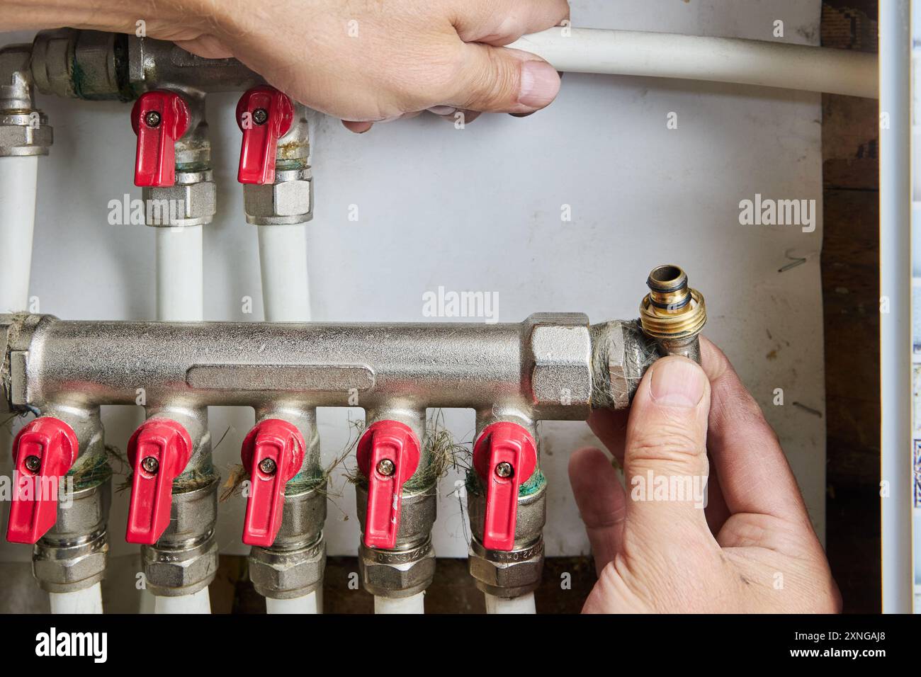 Installation du collecteur de distribution du système d'alimentation en eau, collecteur modulaire avec vannes d'arrêt. Banque D'Images