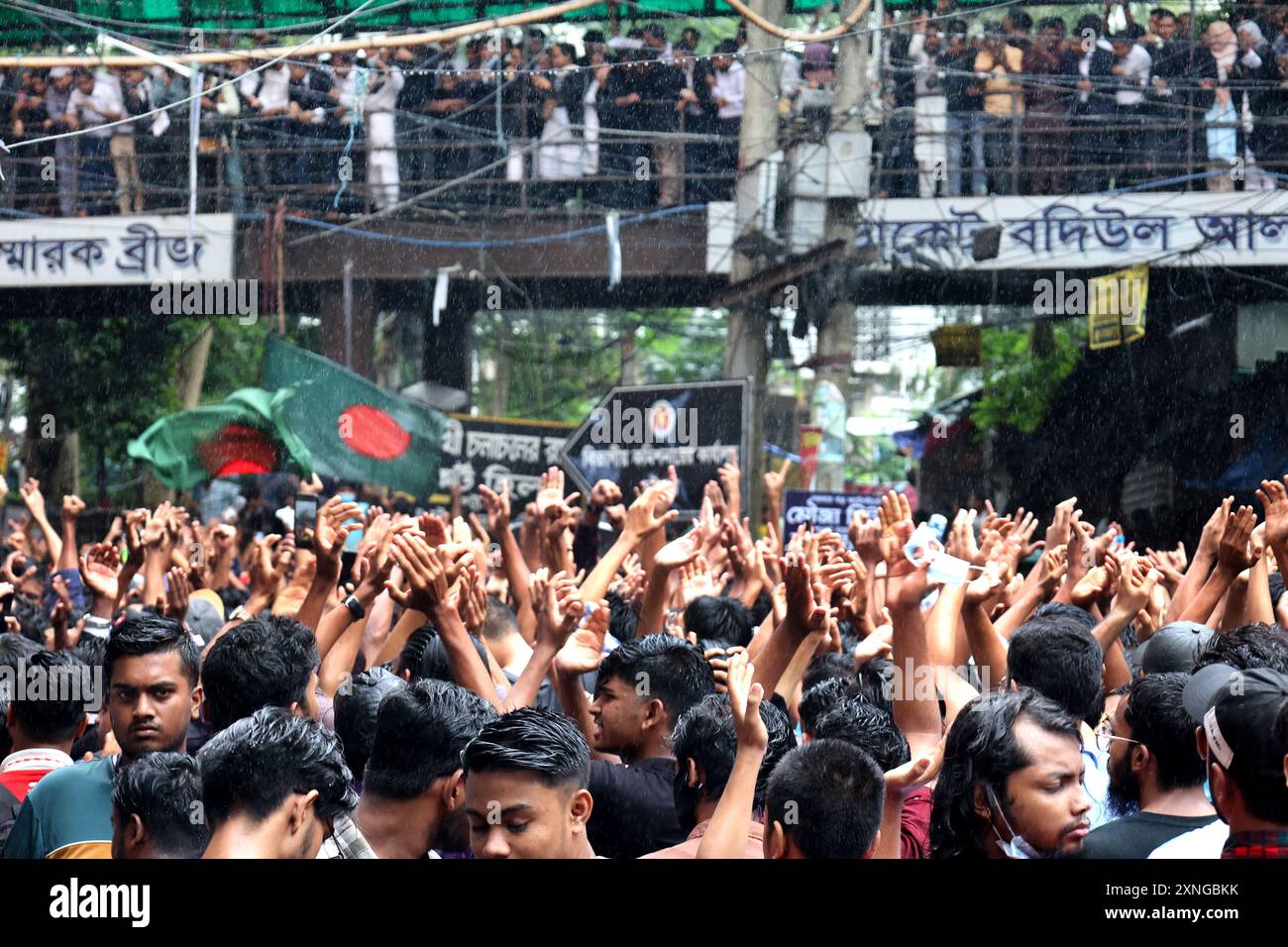 Chittagong, Kotwali, Bangladesh. 31 juillet 2024. Dans le cadre du mouvement en faveur de la réforme des quotas, les coordinateurs ont protesté devant le bâtiment de l'avocat des locaux du tribunal sous le commissariat de police de Kotwali de la ville de Chittagong dans le cadre du programme de marche « Marche pour la justice » au tribunal, sur le campus et sur l'autoroute. Un groupe d'avocats s'est joint aux manifestants. Plus tard, les agitateurs ont complété le programme en marchant autour de la route de Kotwali. Le programme «Marche pour la justice» a été appelé dans le cadre du programme pré-annoncé des agitateurs pour exiger des revendications en 9 points contre les attaques et les meurtres de stu Banque D'Images