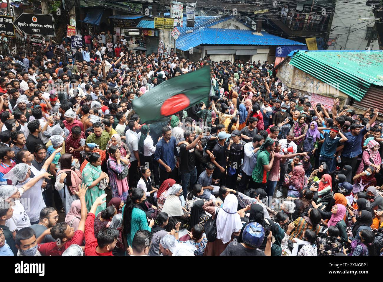 Chittagong, Kotwali, Bangladesh. 31 juillet 2024. Dans le cadre du mouvement en faveur de la réforme des quotas, les coordinateurs ont protesté devant le bâtiment de l'avocat des locaux du tribunal sous le commissariat de police de Kotwali de la ville de Chittagong dans le cadre du programme de marche « Marche pour la justice » au tribunal, sur le campus et sur l'autoroute. Un groupe d'avocats s'est joint aux manifestants. Plus tard, les agitateurs ont complété le programme en marchant autour de la route de Kotwali. Le programme «Marche pour la justice» a été appelé dans le cadre du programme pré-annoncé des agitateurs pour exiger des revendications en 9 points contre les attaques et les meurtres de haras Banque D'Images