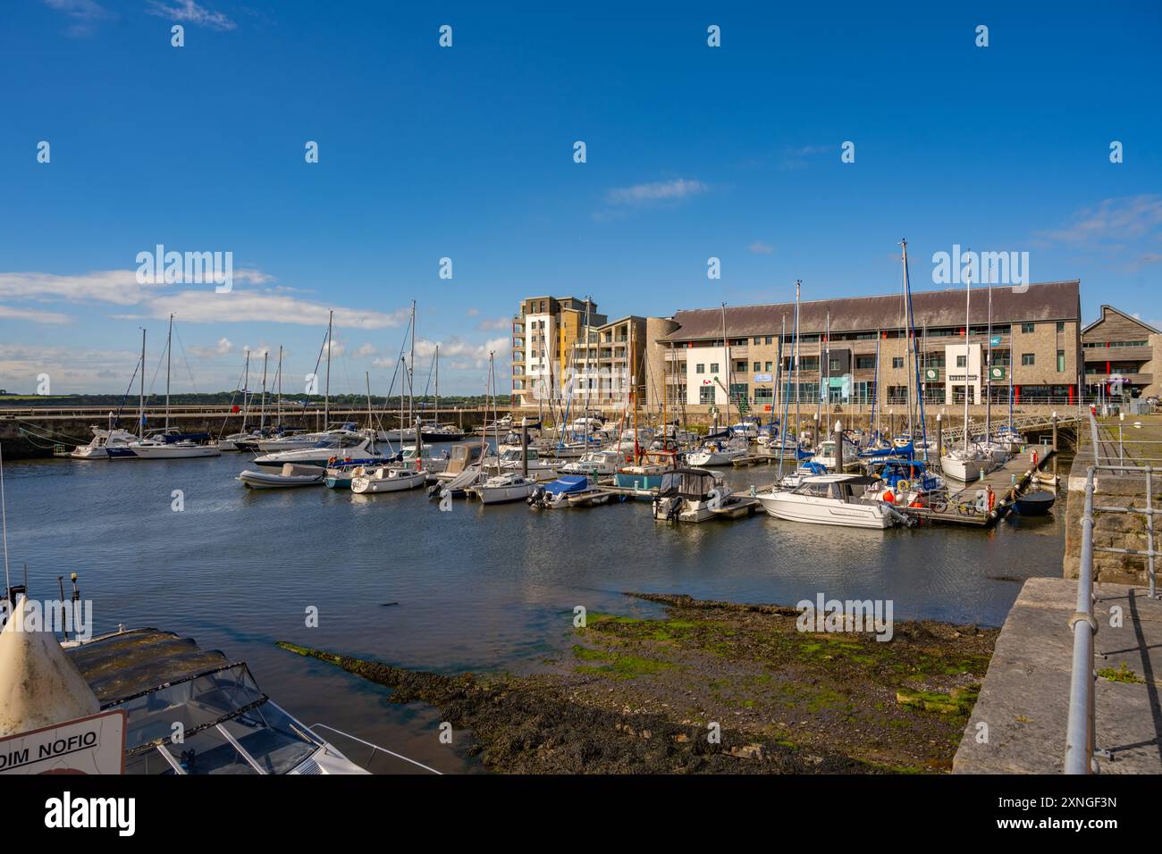 Victoria Dock Marina Caernarfon Wales par une journée ensoleillée Banque D'Images