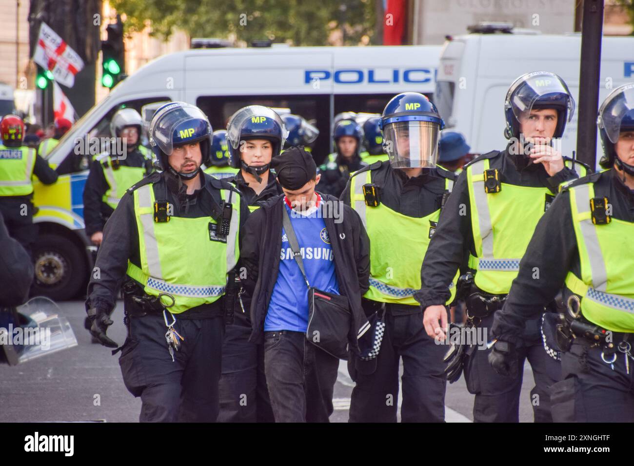 Londres, Angleterre, Royaume-Uni. 31 juillet 2024. Des policiers arrêtent un manifestant. Des foules ont attaqué des policiers et lancé des projectiles à Westminster alors que les manifestants tournaient à la violence après que trois jeunes filles aient été tuées dans une attaque au couteau à Southport (crédit image : © Vuk Valcic/ZUMA Press Wire) USAGE ÉDITORIAL SEULEMENT! Non destiné à UN USAGE commercial ! Crédit : ZUMA Press, Inc/Alamy Live News Banque D'Images