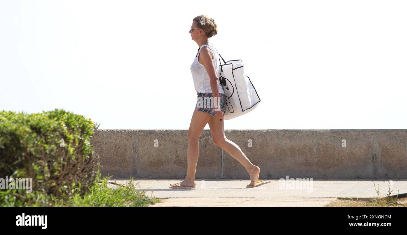 Eine Junge Frau geht an der Promenade am Strand von Playa de Palma entlang. Mallorca Spanien *** Une jeune femme marche le long de la promenade sur la plage de Playa de Palma Mallorca Espagne Banque D'Images