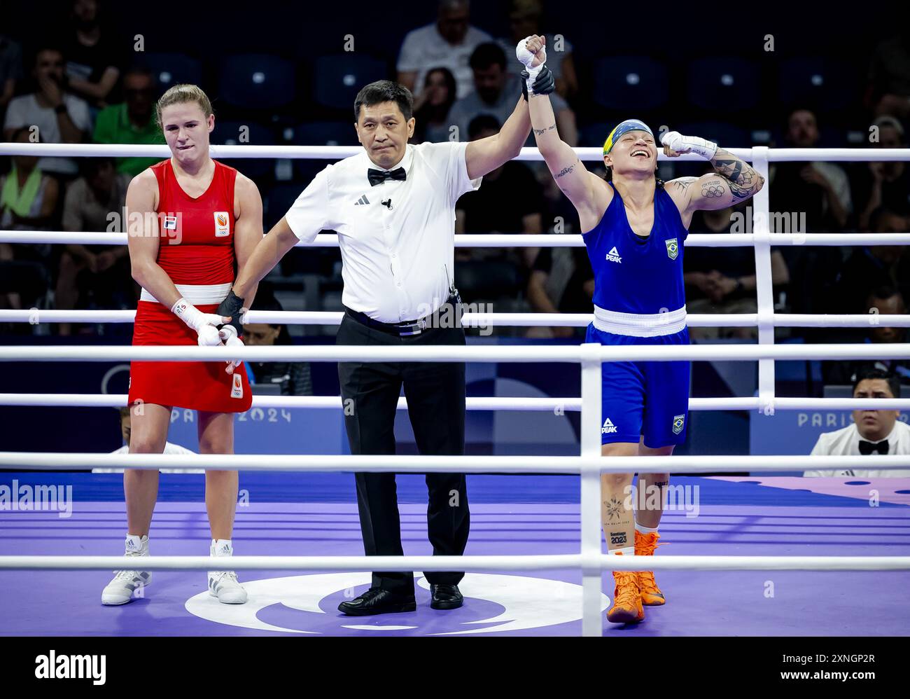 PARIS - Chelsey Heijnen perd face à Beatriz Ferreira, brésilienne, en quarts de finale dans la catégorie 60 kilogrammes au tournoi olympique de boxe dans la capitale française. ANP REMKO DE WAAL Banque D'Images