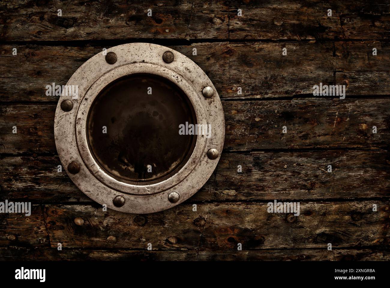 Gros plan d'une vieille fenêtre de hublot rouillé sur le fond de texture de coque de bateau en bois avec des nœuds Banque D'Images