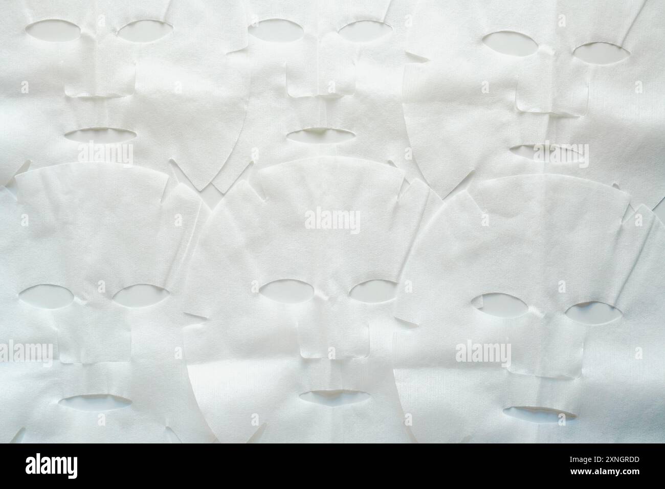 Beaucoup de masques faciaux pour les soins du visage et les traitements sur fond blanc Banque D'Images