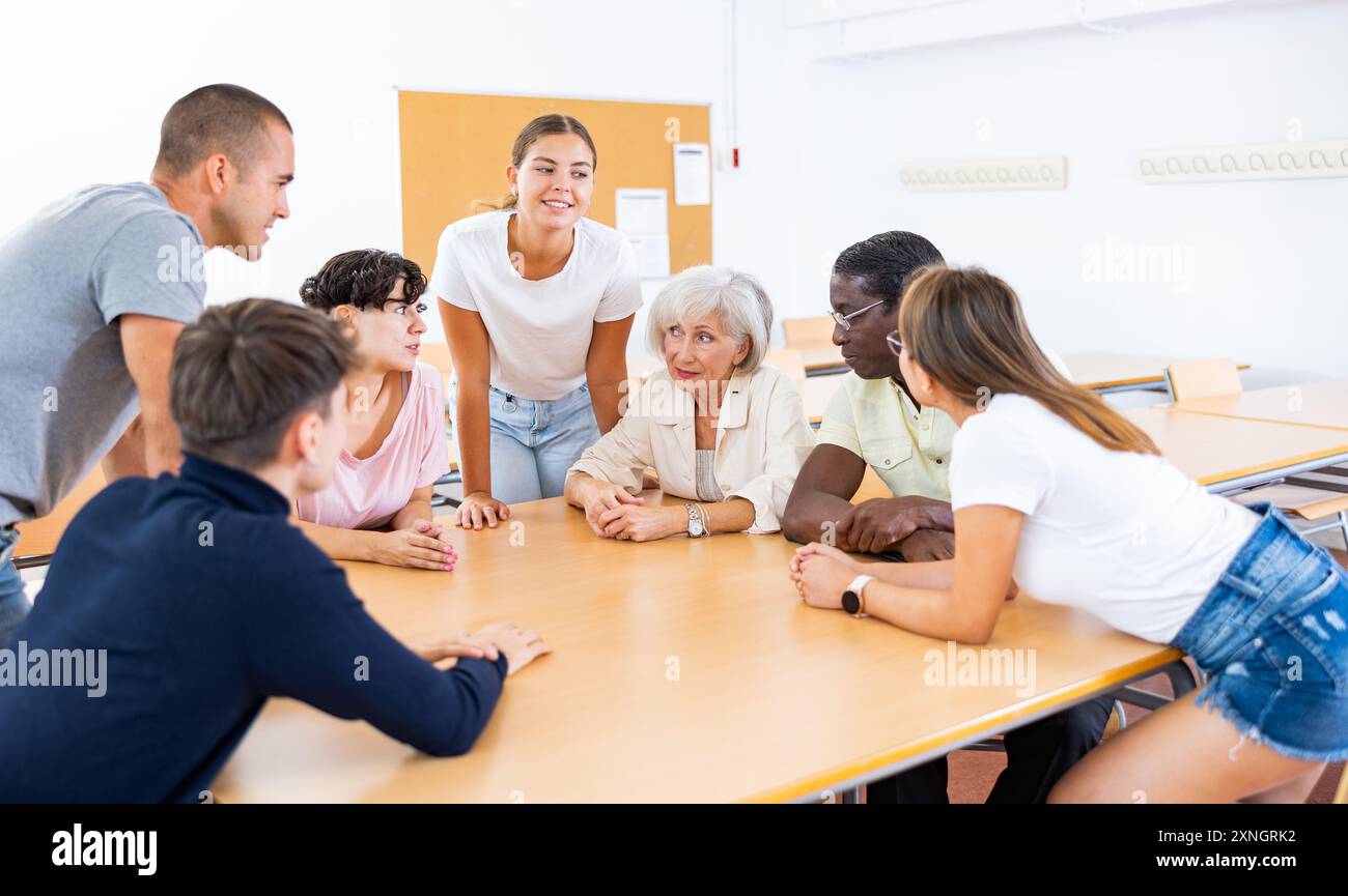 Groupe de personnes participant à un cours de langue Banque D'Images