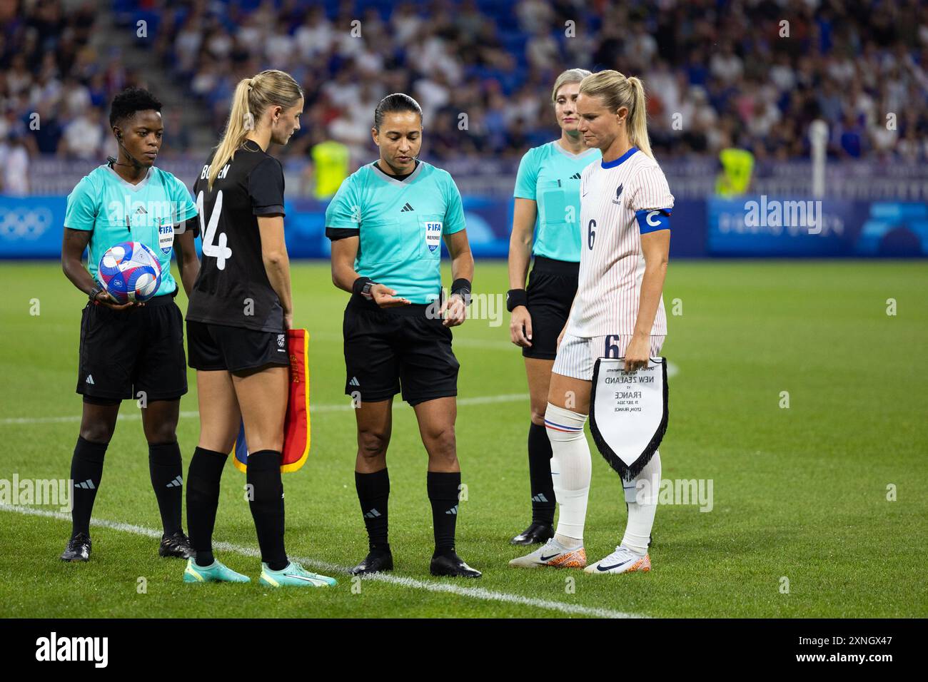 Lyon, France. 31 juillet 2024. Lyon, France, 31 juillet 2024 : lancer des pièces de monnaie avant les Jeux Olympiques Paris 2024 Groupe féminin Un match de football entre la Nouvelle-Zélande et la France au stade de Lyon à Lyon, France. (ANE Frosaker/SPP) crédit : SPP Sport Press photo. /Alamy Live News Banque D'Images