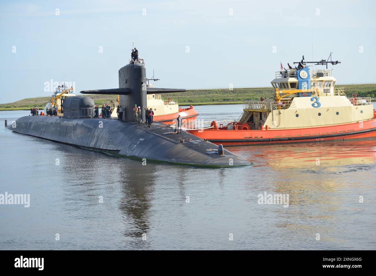 240731-N-ZO368- 1032 KINGS BAY, Ga (31 juillet 2024) les marins affectés au sous-marin à missiles guidés de classe Ohio USS Florida (SSGN 728) (Gold) se préparent à amarrer après leur retour au port d'attache à la base navale de Kings Bay, en Géorgie, après un déploiement dans les 5e, 6e et 7e zones d'opérations de la flotte. (Photo de l'US Navy par le spécialiste de la communication de masse 1re classe Travis S. Alston/publié) Banque D'Images