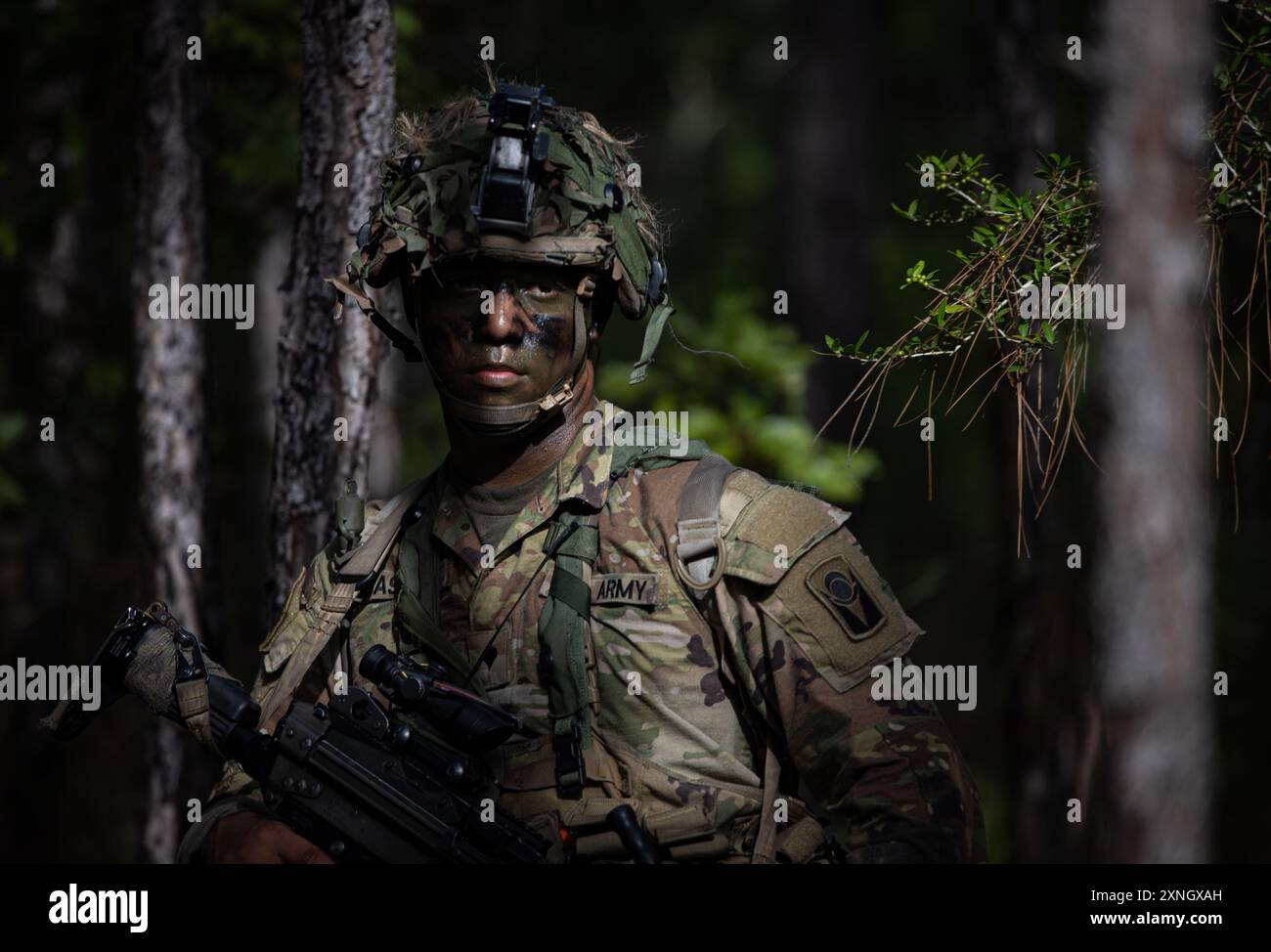 Un mitrailleur Bravo de 240 avec Charlie Co. 1-167 Infantry Regiment, s'arrête pour observer son environnement lors d'une patrouille de combat simulée, Camp Shelby, 24 juillet 2024. La formation annuelle de cette année a été axée sur le renforcement des compétences dans les tâches de niveau équipe/escouade et a préparé Charlie Co. pour un exercice de bataillon de plusieurs jours conçu pour améliorer ses compétences en combat au sol. (Photo de la Garde nationale de l'armée américaine par le sergent d'état-major Jaccob Hearn) Banque D'Images