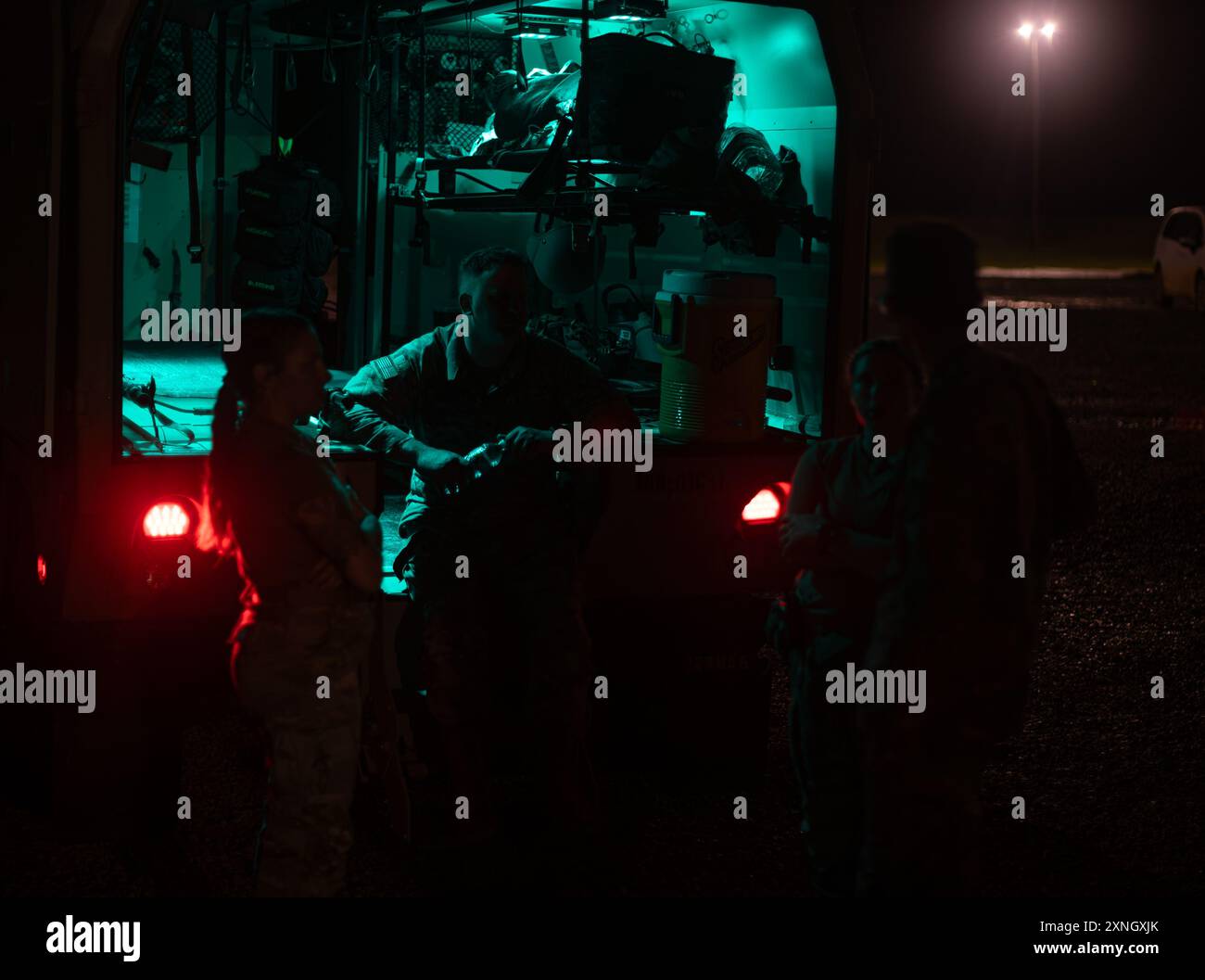 Les médecins du 129th Medical Company Area support (MCAS) traînent à l’arrière d’une ambulance militaire aux premières heures du matin en attendant d’être appelés pour fournir le transport de victimes simulées, Camp Shelby, 26 juillet 2024. Le MCAS est formé à fournir des services médicaux allant de l'appel de base pour malades jusqu'aux blessures traumatiques subies à la suite de l'entraînement ou du combat. (Photo de la Garde nationale de l'armée américaine par le sergent d'état-major Jaccob Hearn) Banque D'Images