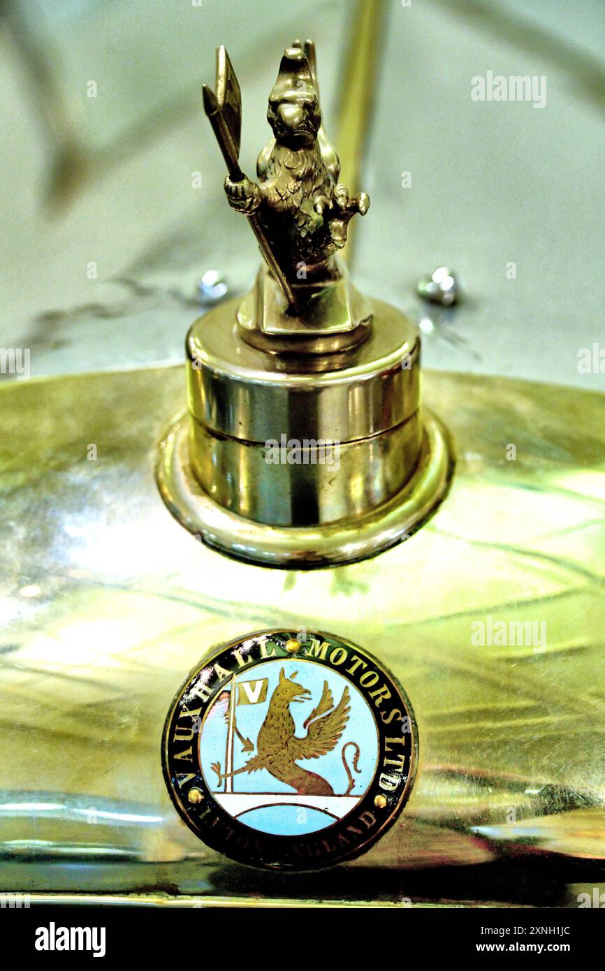 Mascotte dorée vintage du British Motor Museum de Gaydon et badge Vauxhall sur une voiture ancienne Banque D'Images