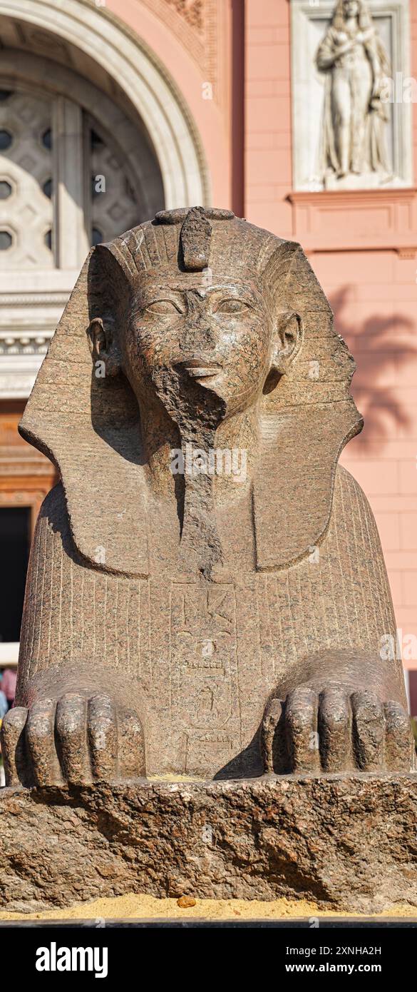 Le Caire, Egypte, 31 décembre 2019-Sphinx de granit rouge de Pharoah Thoutmôsis III trouvé à Karnak en 1861 à l'entrée principale du jardin au Musée des antiquités égyptiennes au Caire, Egypte Banque D'Images
