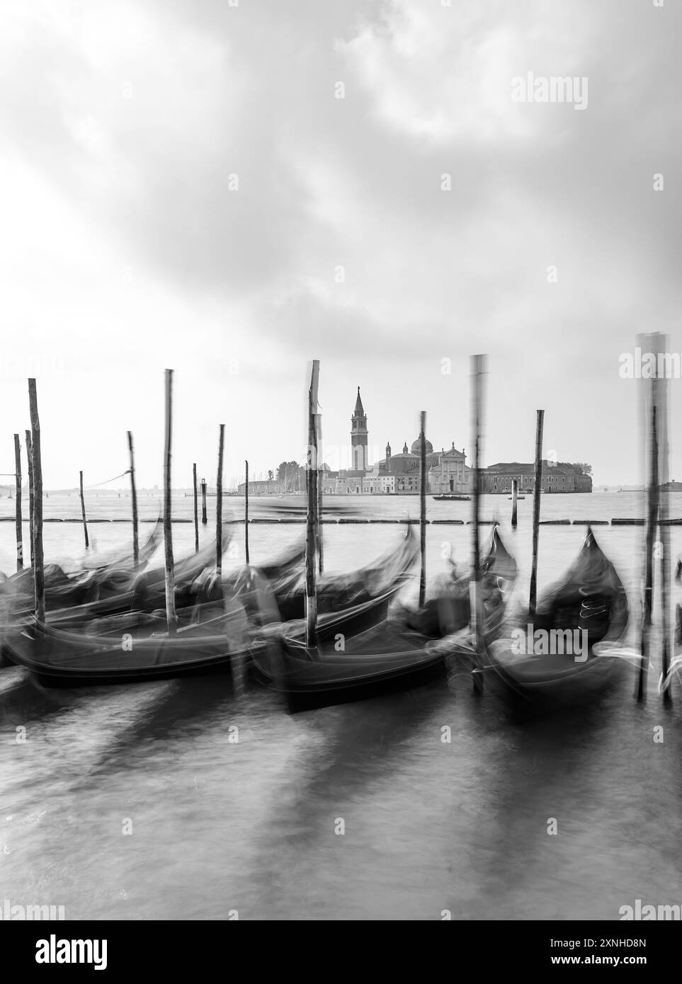 Gondole traditionnelle dans les voies navigables de Venise, Italie Banque D'Images