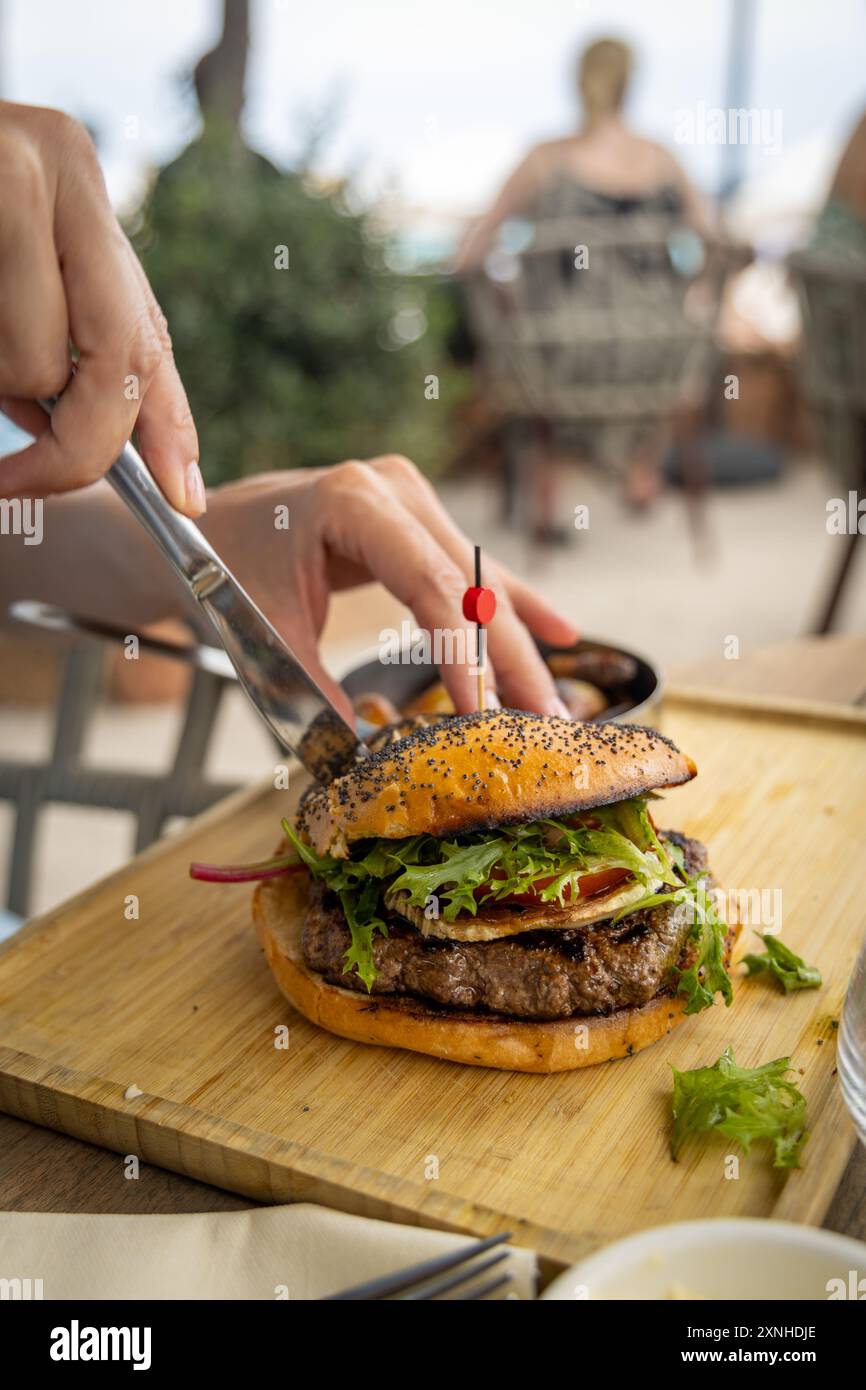 hamburger frais coupé avec un couteau Banque D'Images