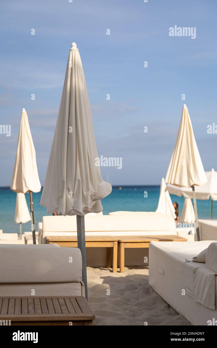 Lits de plage modernes blancs Corse France Banque D'Images