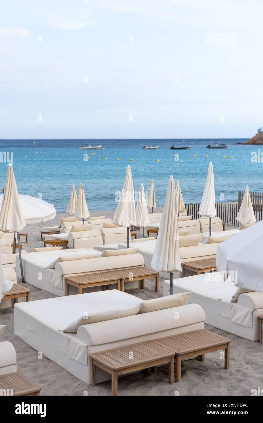 Lits de plage modernes blancs Corse France Banque D'Images