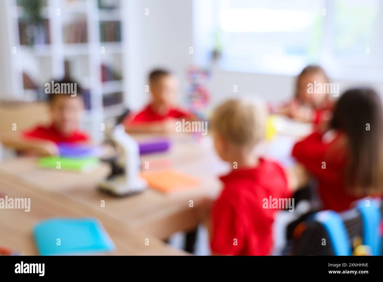 Petits écoliers en classe pendant la leçon, vue floue Banque D'Images