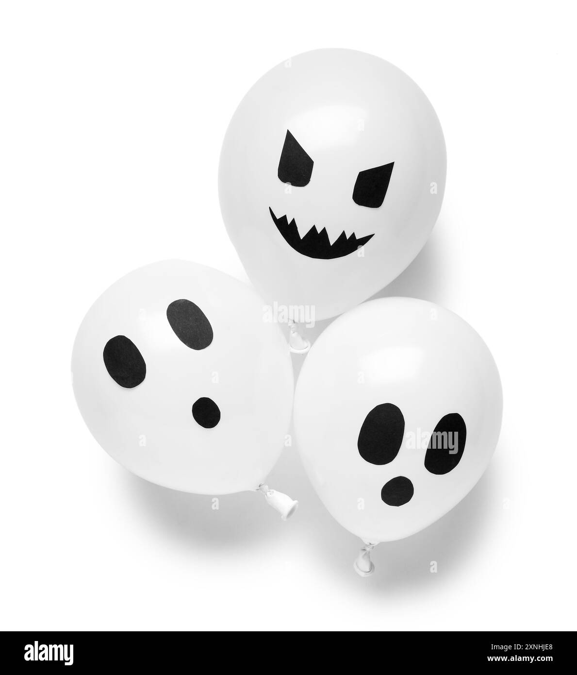 Différents ballons amusants Halloween sur fond blanc Banque D'Images