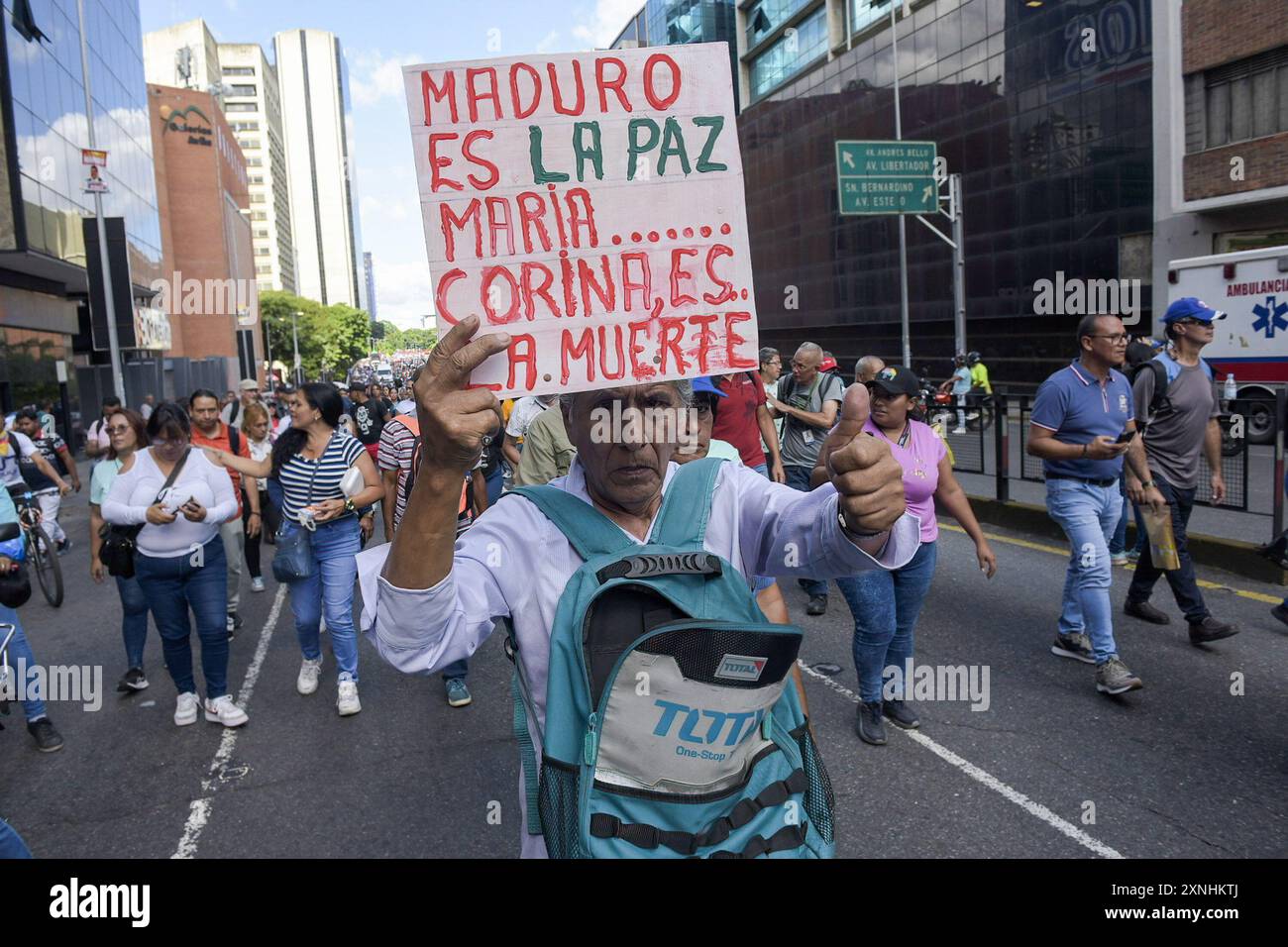 Un partisan du gouvernement de Nicolas Maduro tient une pancarte lors d'une marche à Caracas pour soutenir le président réélu. Des centaines de personnes ont défilé sur l'avenue Urdaneta pour soutenir le président Nicolas Maduro. Au cours de leur marche vers le palais présidentiel de Miraflores, les manifestants portaient des drapeaux et des symboles de soutien en allusion au Chavisme et au président actuel. Cette manifestation a été organisée après que Maduro a annoncé son plan de sécurité dans lequel il prévoit des « patrouilles civiques, policières et militaires » sur tout le territoire national. Banque D'Images