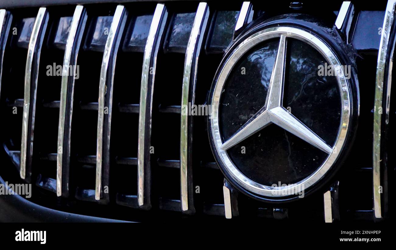 14 juillet 2024 Bilecik Turquie. Badge Mercedes sur la voiture vue rapprochée Banque D'Images