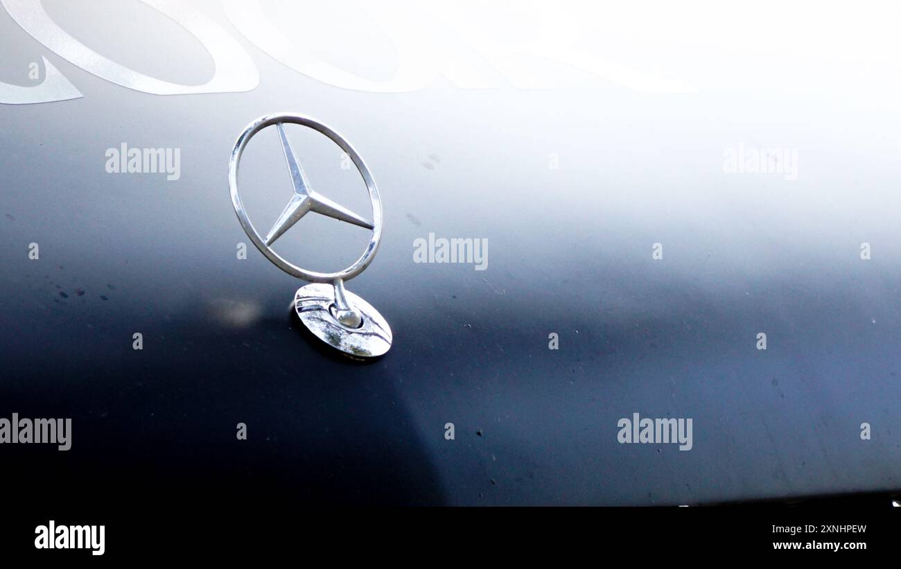 14 juillet 2024 Bilecik Turquie. Badge Mercedes sur la voiture vue rapprochée Banque D'Images