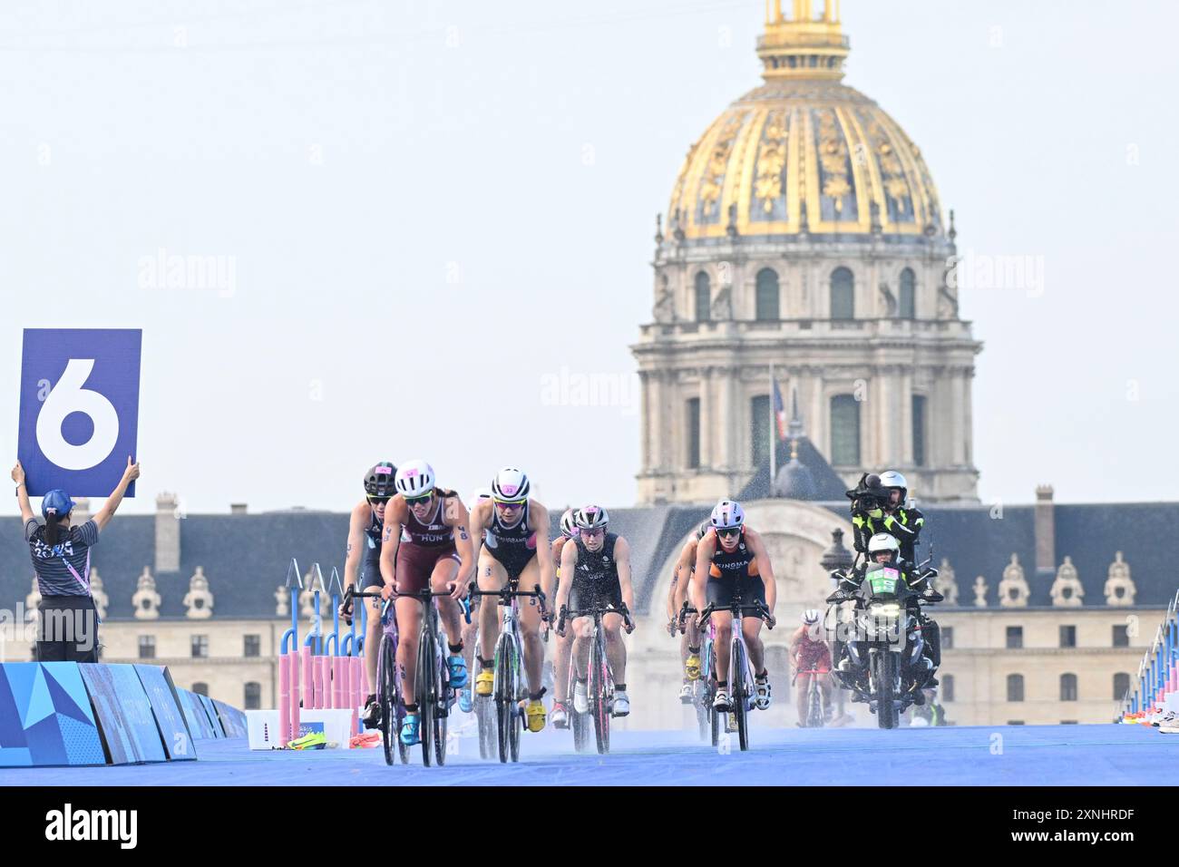Paris, France. 31 juillet 2024. Zsanett Kuttor-Bragmayer (HUN), Cassandre Beaugrand (FRA), Emma Lombardi (FRA), Triathlon, individuel féminin aux Jeux Olympiques de Paris 2024 le 31 juillet 2024 au Pont Alexandre III à Paris, France - photo Michael Baucher/Panoramic/DPPI crédit média : DPPI Media/Alamy Live News Banque D'Images