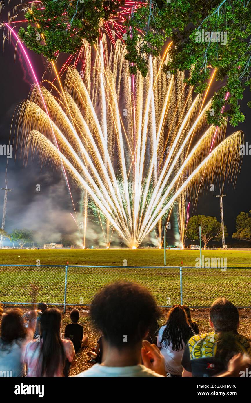 Feux d'artifice pour observer la foule au Royal Darwin Show 2024 Banque D'Images