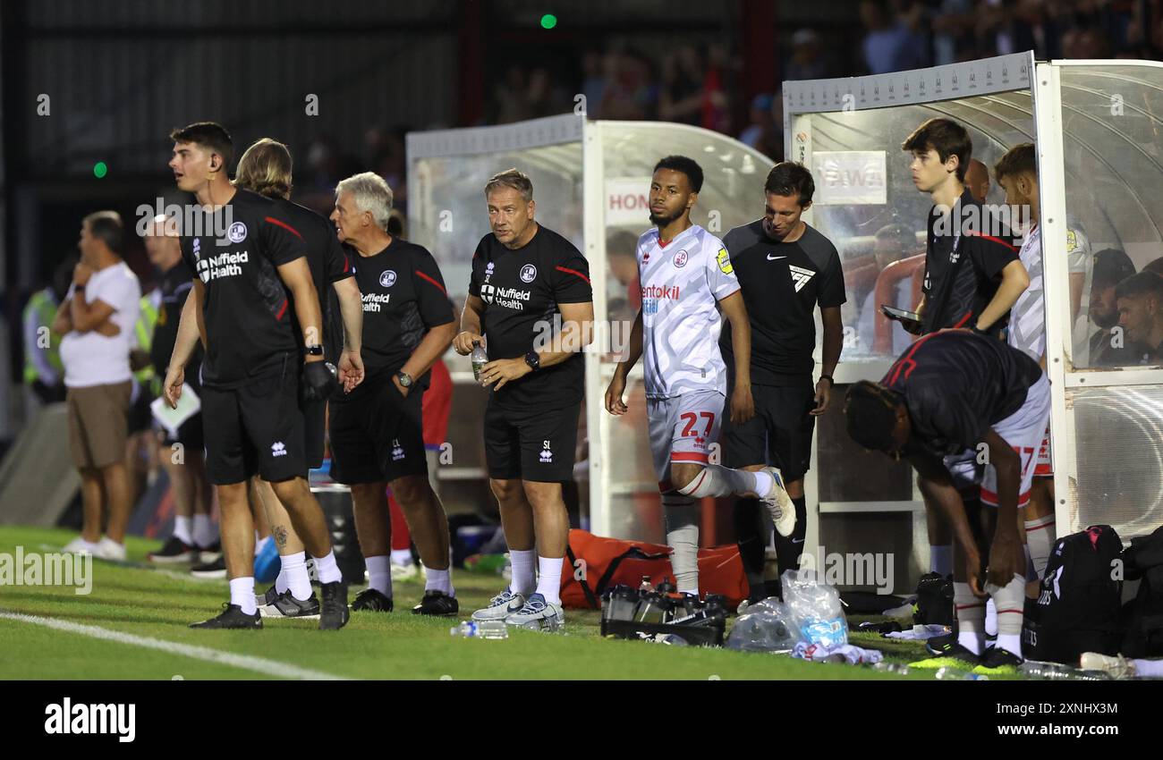 Rafiq Khaleel de Crawley Town se prépare à venir sous le regard du directeur de Crawley Town Scott Lindsey Banque D'Images