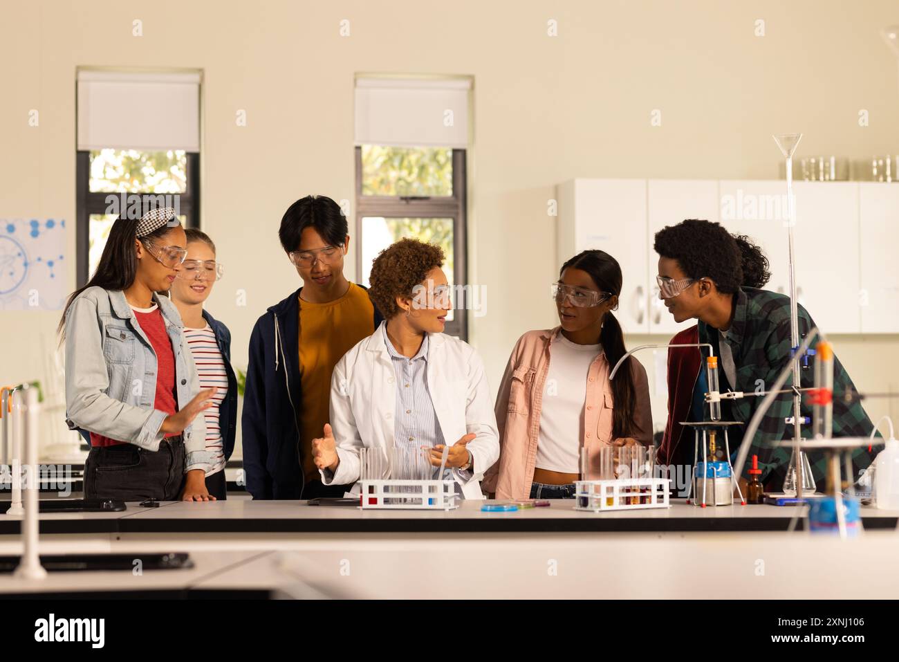 Dans le laboratoire du lycée, les élèves écoutent le professeur expliquer l'expérience scientifique Banque D'Images