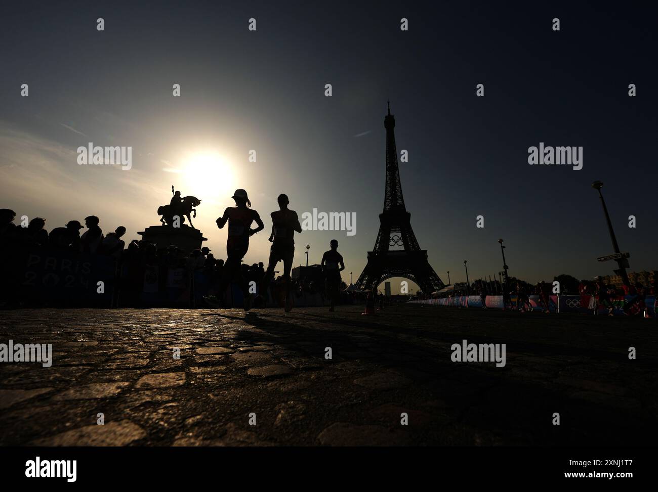 Une vue générale des concurrents lors de la marche de 20 km masculine au Trocadéro le sixième jour des Jeux Olympiques de Paris 2024 en France. Date de la photo : jeudi 1er août 2024. Banque D'Images