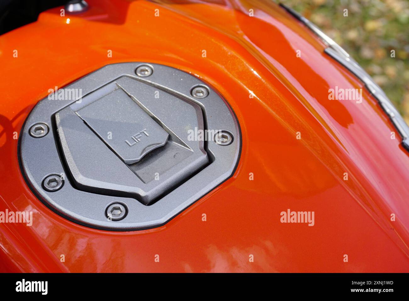 Vue rapprochée du réservoir d'essence de vélo de couleur orange Banque D'Images