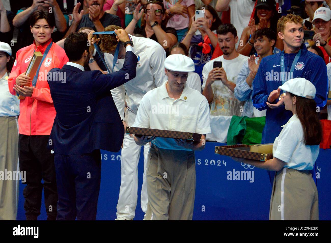 Leon Marchand (France) reçoit la médaille d'or en natation - finale du médaillé individuel du 400 m masculin, Jeux Olympiques Paris 2024 à Paris, France, juillet 28 2024 Banque D'Images