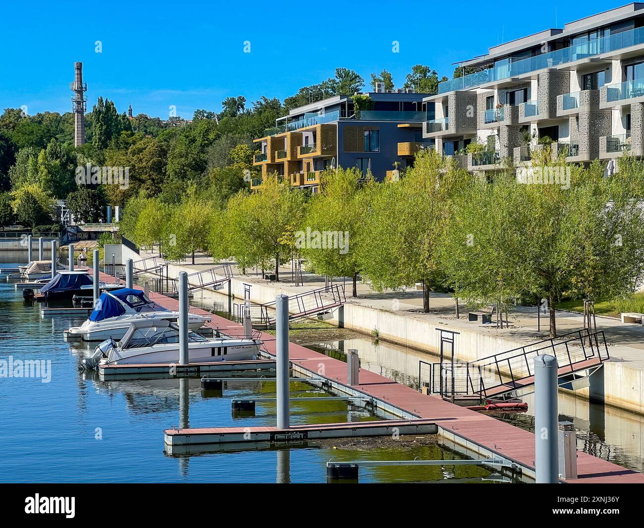 Prague, République tchèque - 29 juillet 2024 : appartement résidentiel de luxe Marina Boulevard QUAI avec un QUAI de yacht Banque D'Images