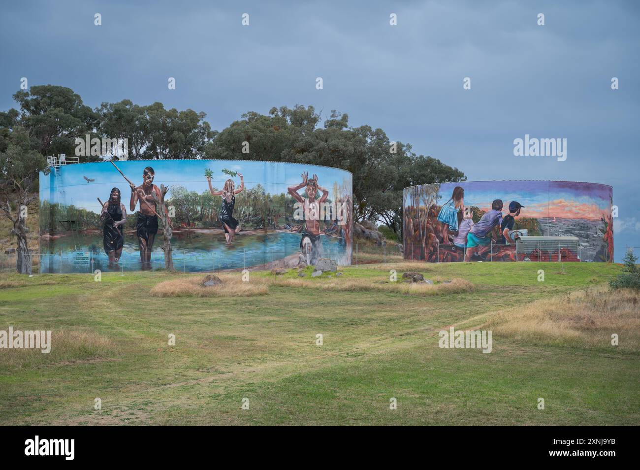 Des œuvres d'art aux couleurs vives ornent deux réservoirs d'eau géants au sommet d'une colline surplombant la ville de campagne de Cowra New South Wales et un camp de prisonniers de guerre historique. Banque D'Images